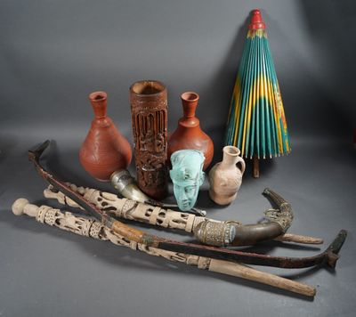 Lot de SOUVENIRS de voyage comprenant arc en bois peint, bâtons sculpt - Photo 1