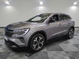 un SUV argenté garé dans une pièce au sol en damier