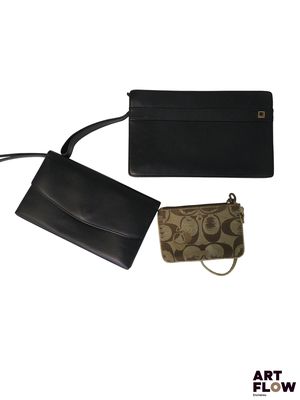 un sac à main noir et un sac à main marron sur fond blanc