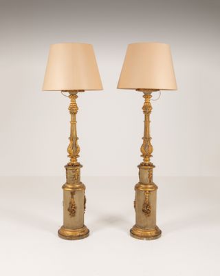 Paire d'importants porte-torchères en bois mouluré, sculpté,…