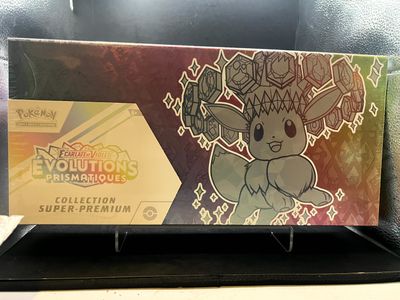 une boîte de cartes à collectionner Pokémon posée sur une table