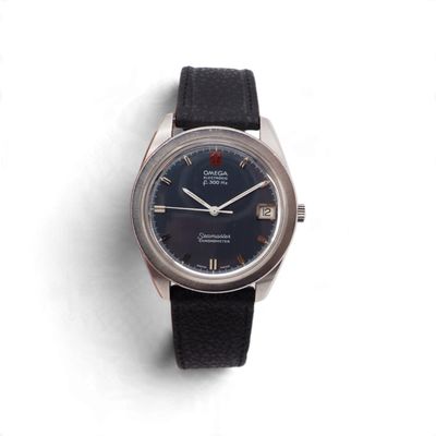 gros plan d'une montre sur une surface blanche