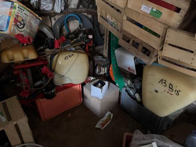 une pièce remplie d'une multitude de cartons et d'autres objets