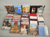 un grand nombre de livres posés sur une table