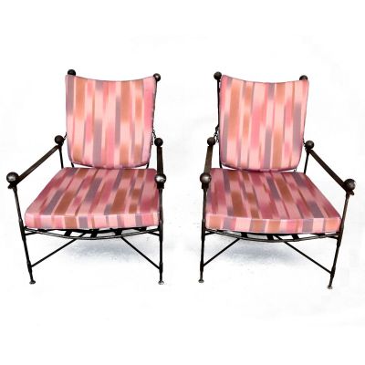 paire de chaises en fer forgé roses et noires avec des coussins rembourrés à rayures
