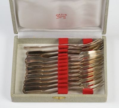 des couverts dans un coffret muni de poignées rouges