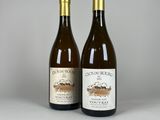 deux bouteilles de vin posées l'une à côté de l'autre sur une table