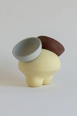 un petit cochonnet jaune surmonté d'une tasse