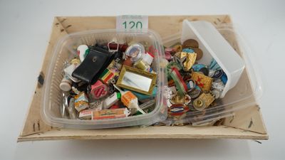 Un ensemble de portes clefs publicitaires, de pin's, des méd… - Photo 1