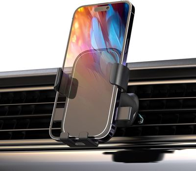 un gros plan d'un téléphone portable posé sur le tableau de bord d'une voiture