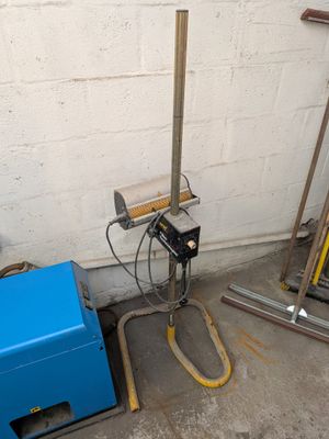 une boîte bleue posée à côté d'une machine bleue dans une pièce