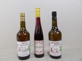 trois bouteilles de vin posées l'une à côté de l'autre sur une table