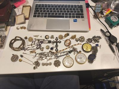 un ordinateur portable posé sur un bureau encombré d'objets divers