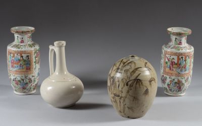 trois vases sont posés les uns à côté des autres sur une surface grise
