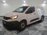 la photo d'une camionnette blanche sur un sol en damier