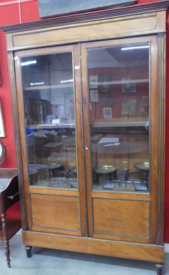 une vitrine avec une porte vitrée au milieu d'une pièce