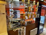 une vitrine contenant beaucoup de nourriture