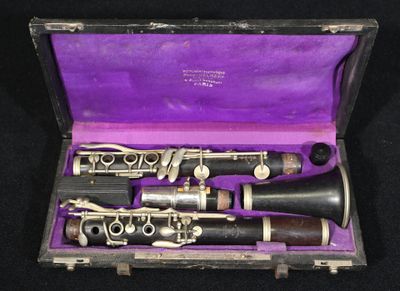 deux clarinettes dans un étui violet sur fond noir