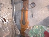 une photo d'un salon avec une horloge de parquet