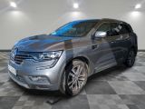 la voiture grise est garée sur le sol en damier d'un garage