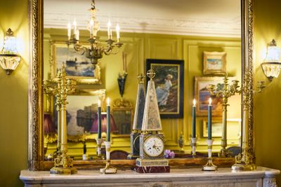 Paire de flambeaux en bronze ciselé, doré et marbre blanc, f…