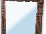 une image représentant un miroir en bois orné de rivets