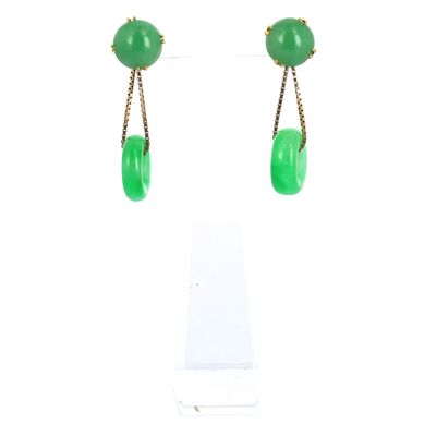 paire de boucles d'oreilles en jade vert avec une chaîne en or