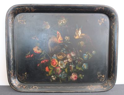 un plateau noir orné d'une peinture représentant des fleurs et des oiseaux