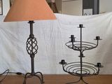 une lampe posée sur une table à côté d'une lampe