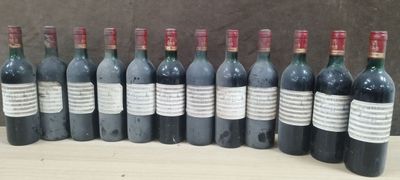 plusieurs bouteilles de vin sont alignées sur une table