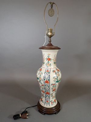 une lampe posée sur une table à côté d'un mur