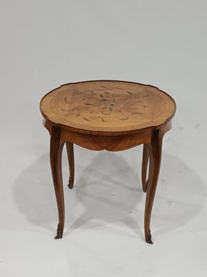 une image d'une petite table avec un plateau en bois