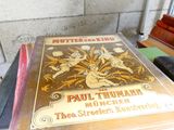 un livre posé au sommet d'une pile de livres sur une table