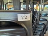 plusieurs sièges d'un bus portant le numéro 22