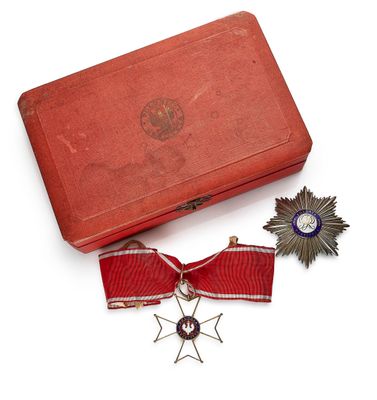 une boîte rouge ornée d'une médaille et d'une étoile