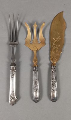 trois types différents de couverts sur une table