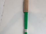 un stylo vert posé sur une table blanche, à côté d'un stylo vert