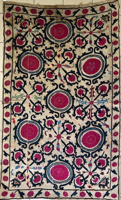 un vieux tapis orné d'un motif floral