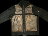 veste en cuir avec des fermetures à glissière sur fond noir