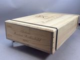 caisse à vin en bois avec une étiquette gravée sur le côté