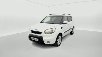La voiture blanche est garée dans une pièce blanche au sol blanc.