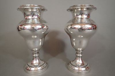 Bureau en métal chromé à plateau en verre fumé.