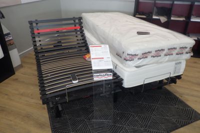 un matelas posé sur un sommier dans un magasin