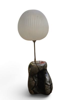 une lampe posée sur un rocher sur lequel se trouve une lampe