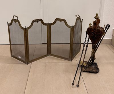 Nécessaire de cheminée en laiton et métal doré composé d'un …