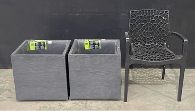 une chaise et deux poubelles placées l'une à côté de l'autre
