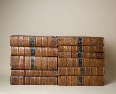 plusieurs vieux livres empilés sur une table