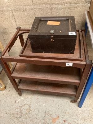 une boîte noire posée sur un chariot en bois