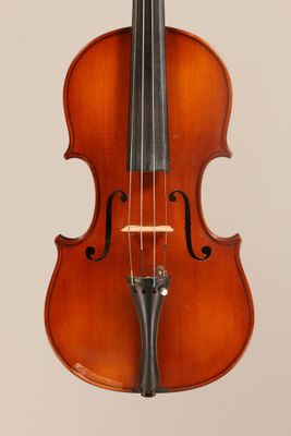 un vieux violon dont l'archet pend au niveau du manche