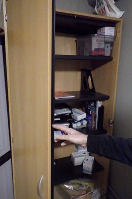 1 armoire stratifiée haute avec 1 porte manquante.